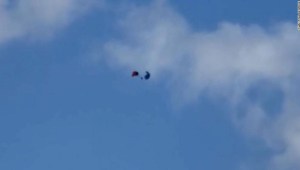 Captan caída de paracaidistas en videos angustiantes