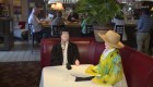 Restaurante usa muñecos inflables como clientes