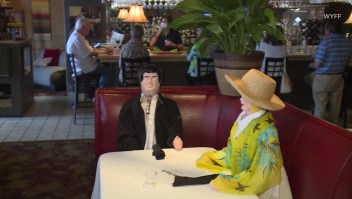 Restaurante usa muñecos inflables como clientes