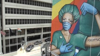 Enorme mural rinde homenaje al personal sanitario