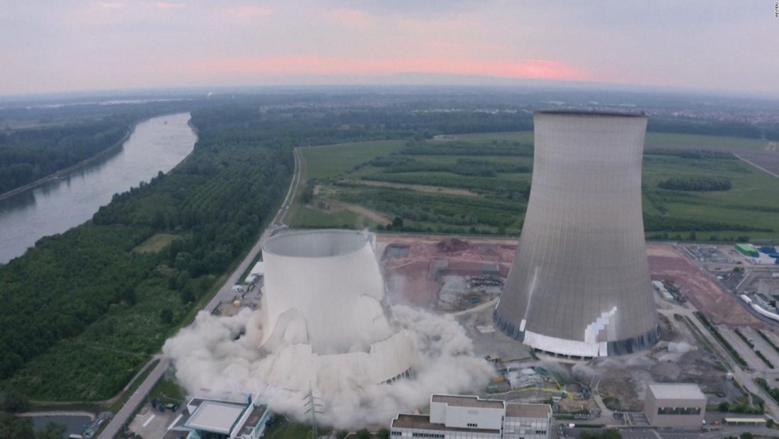 Impactante demolición de torres de planta nuclear en desuso