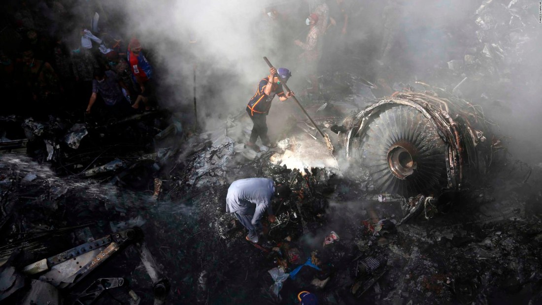 Avión se estrella en Pakistán y deja docenas de muertes