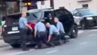 Video muestra tres policías con su rodilla sobre George Floyd