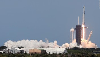 SpaceX realiza con éxito el primer vuelo espacial privado