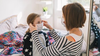 Usar una mascarilla en casa podría ayudar a detener la propagación del coronavirus entre los miembros de la familia