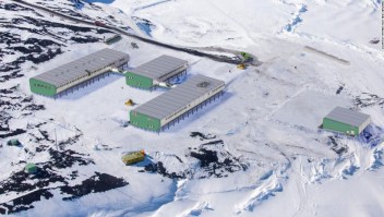 Las personas que esperan a covid-19 en la helada y oscura Antártida
