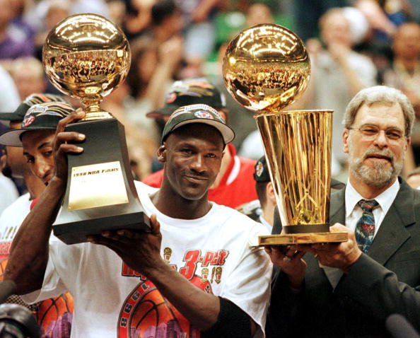 Michael Jordan ganó seis ytrofeos de 'MVP' en las finales y cino de temporada regular