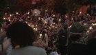 Manifestantes cantan "Lean on me" en protesta