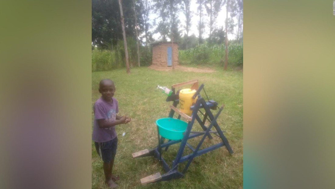 Niño construye máquina de madera para lavarse las manos