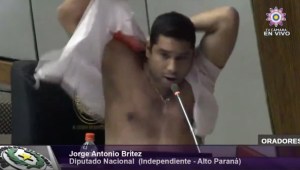 Diputado de Paraguay se arranca la camisa en plena sesión