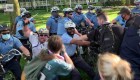 Policía le pega en la cabeza a manifestante