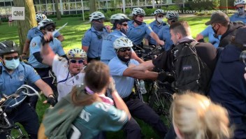 Policía le pega en la cabeza a manifestante