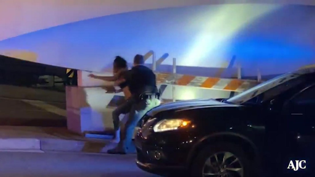 Graban a policía de Atlanta golpeando a una mujer