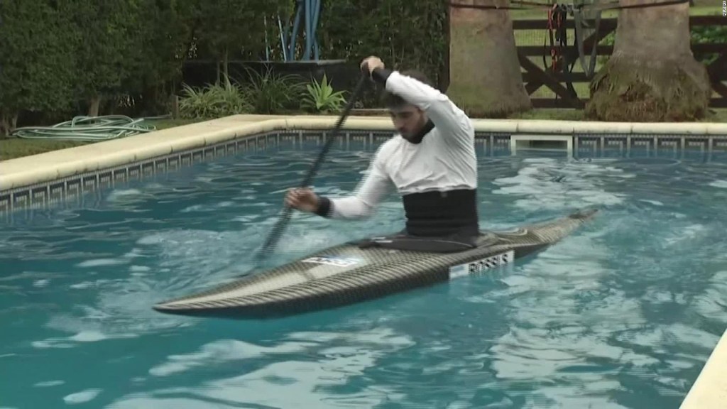 Canoísta entrena para los Juegos Olímpicos en una piscina