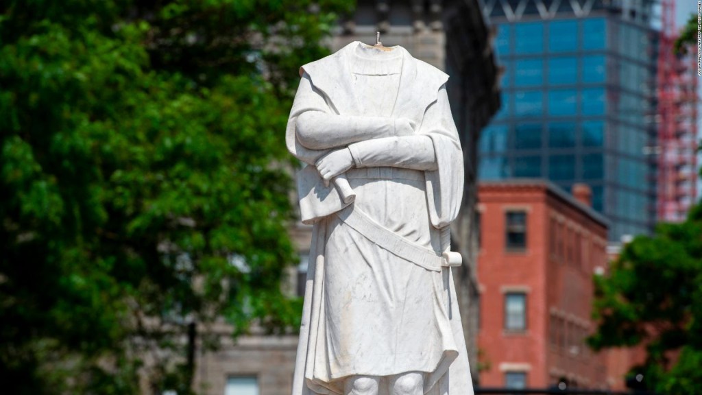 Vandalizan estatuas de Colón