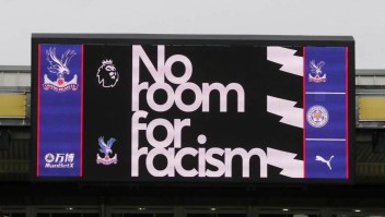 Los jugadores de la Liga Premier van contra el racismo
