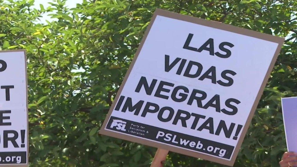 Latinos marchan en Los Ángeles contra la brutalidad policial