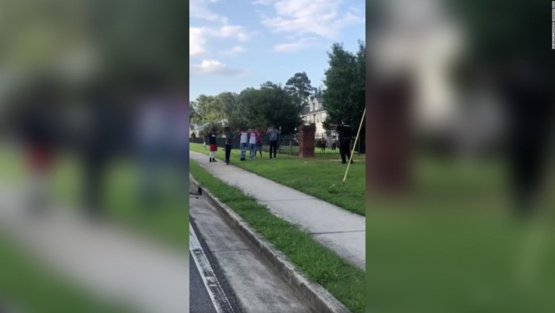 Video muestra a un policía apuntando a jóvenes negros