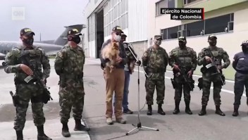 Ejército de Colombia rescata a dos secuestrados y sus perros