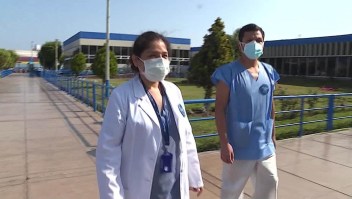 Médicos recuperados de covid-19 vuelven para salvar vidas