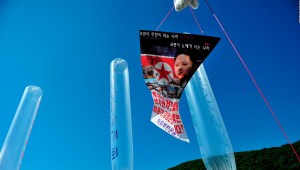 Disidentes norcoreanos envían panfletos contra Kim Jong-Un