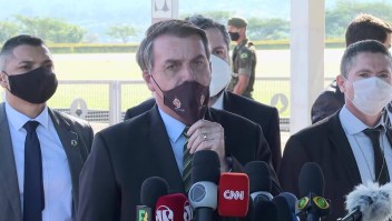 Obligan a Bolsonaro a usar la mascarilla en público