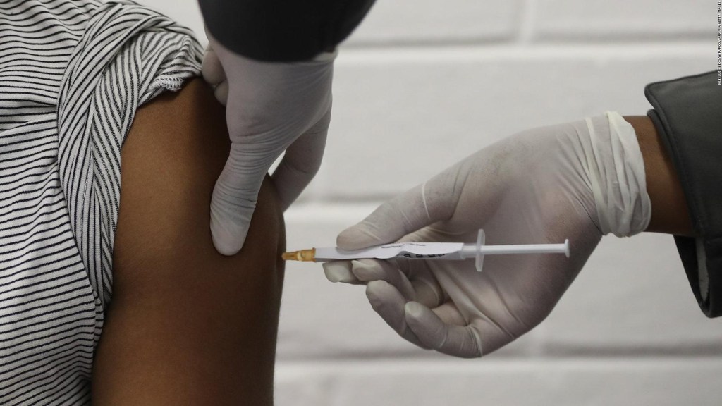 Los CDC discuten quiénes recibirán primero vacuna contra el covid-19