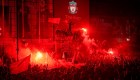 La afición del Liverpool festeja sin medidas por el covid-19