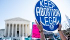 Corte Suprema de EE.UU. rechaza ley que restringe el aborto