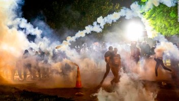 Se prohíbe a los militares usar gas lacrimógeno en el campo de batalla, pero la policía puede usarlo en multitudes en casa. Este es el por qué