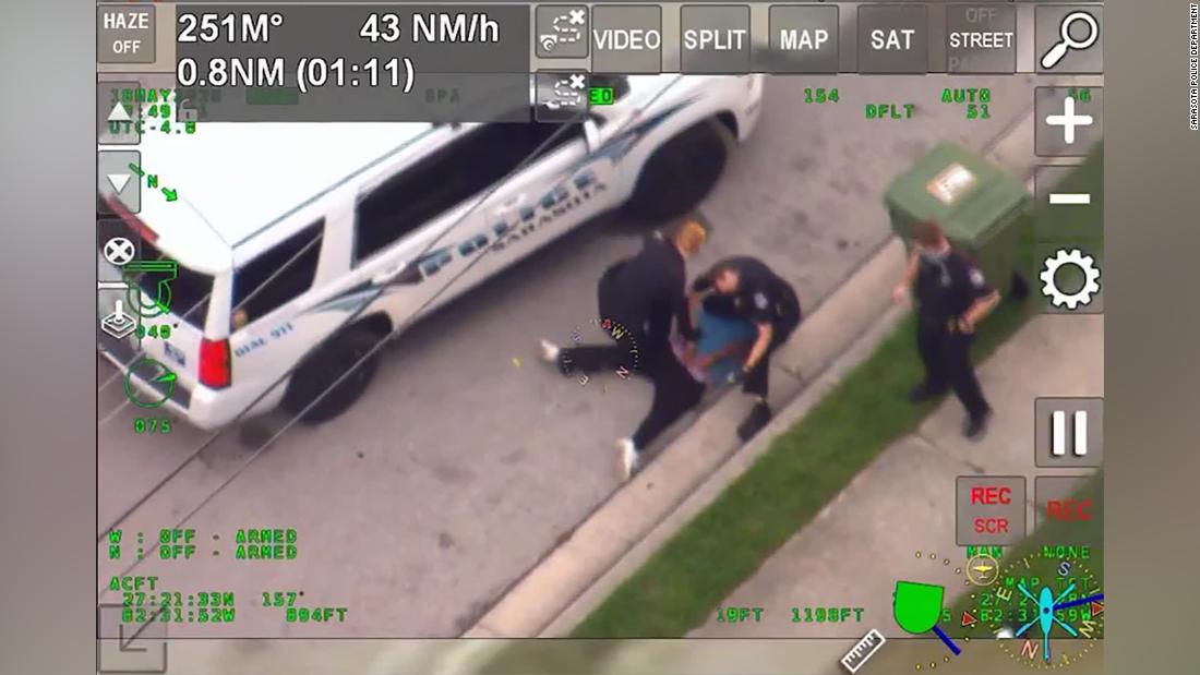 Un video graba a un policía en Florida arrodillado sobre el cuello de un hombre durante un arresto