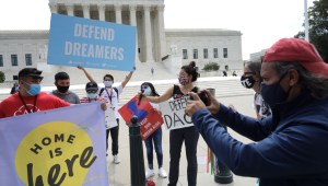 Corte Suprema bloquea intento de Trump de acabar con el programa DACA