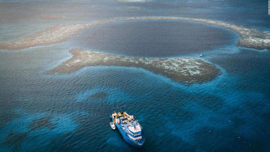 Los secretos que guardan los agujeros azules en el océano