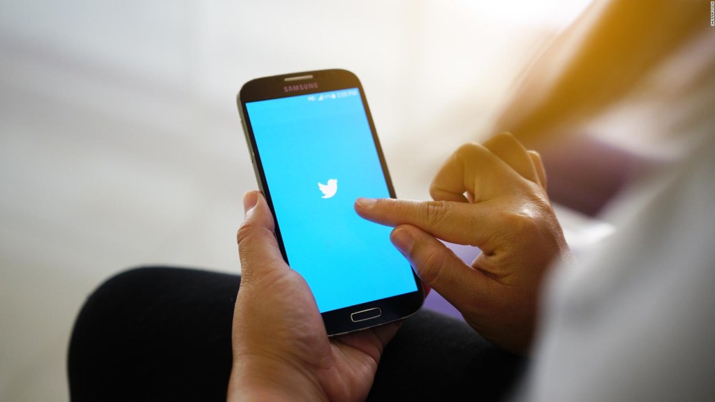 Twitter elimina cuentas de grupo vinculado a teorías de conspiración