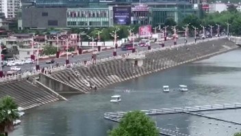 China: 21 personas mueren tras caída de autobús en lago