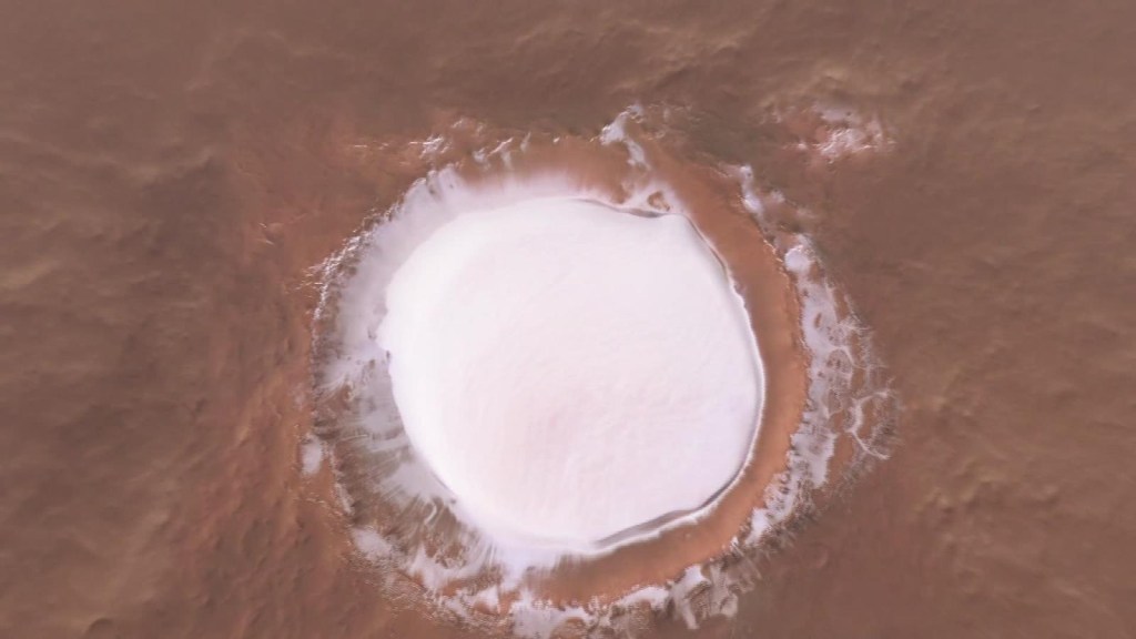 Imágenes increíbles: un cráter con agua congelada en Marte