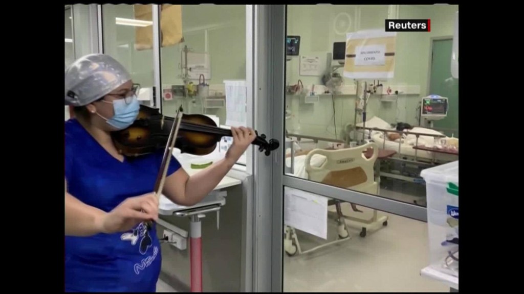 Con violín en mano, enfermera anima a pacientes de covid-19