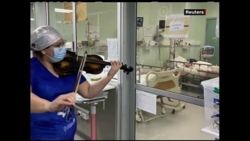 Con violín en mano, enfermera anima a pacientes de covid-19