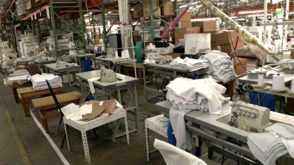 Autoridades cierran fábrica de ropa en California