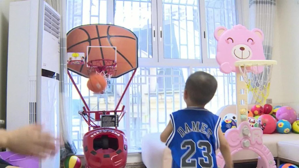 Niño de 2 años demuestra destreza en el baloncesto