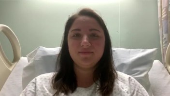 Enfermera de una UCI en Texas es hospitalizada por covid-19 tras dar negativo en la prueba