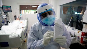 Médicos colombianos alertan posible colapso de UCI