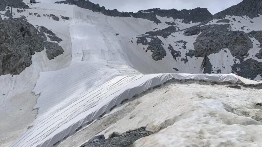 Italia: cubren un glaciar para evitar que se derrita