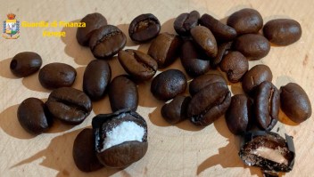 Italia: policía confisca cocaína oculta en granos de café