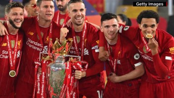Liga Premier: Liverpool golea y levanta su preciado trofeo