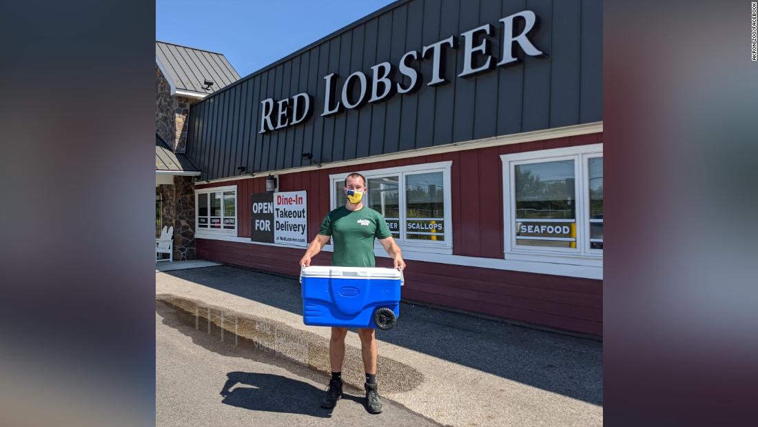 Un empleado de un Red Lobster halló una rara langosta azul y, en lugar de cocinarla, el restaurante la envió a un zoológico