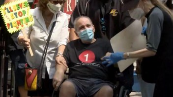 Después de 128 días en un hospital, 51 días con un respirador, el sobreviviente de covid-19 'Larry Milagroso' finalmente está en casa