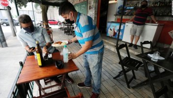 'Enviando a la población al matadero': se abren restaurantes y bares en Río, ya que los expertos advierten que lo peor está por venir