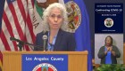 Llora en rueda de prensa directora de Salud de Los Ángeles