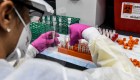 Reino Unido aprueba la vacuna de Pfizer-BioNTech; estará disponible la próxima semana